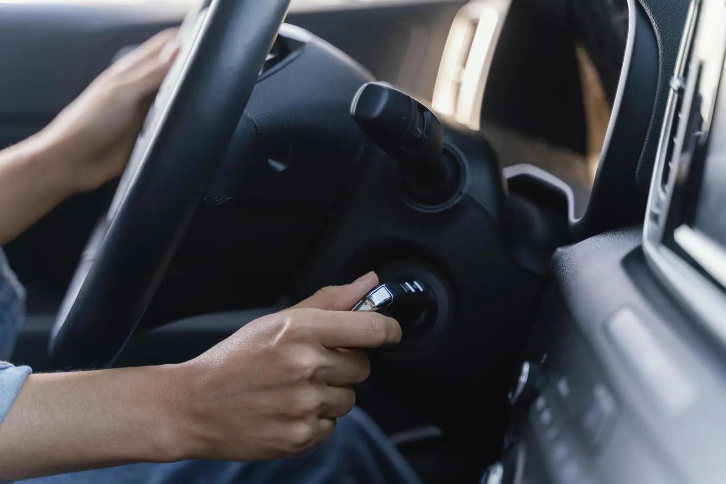 woman-starting-the-engine-of-her-car-free-photo WEB
