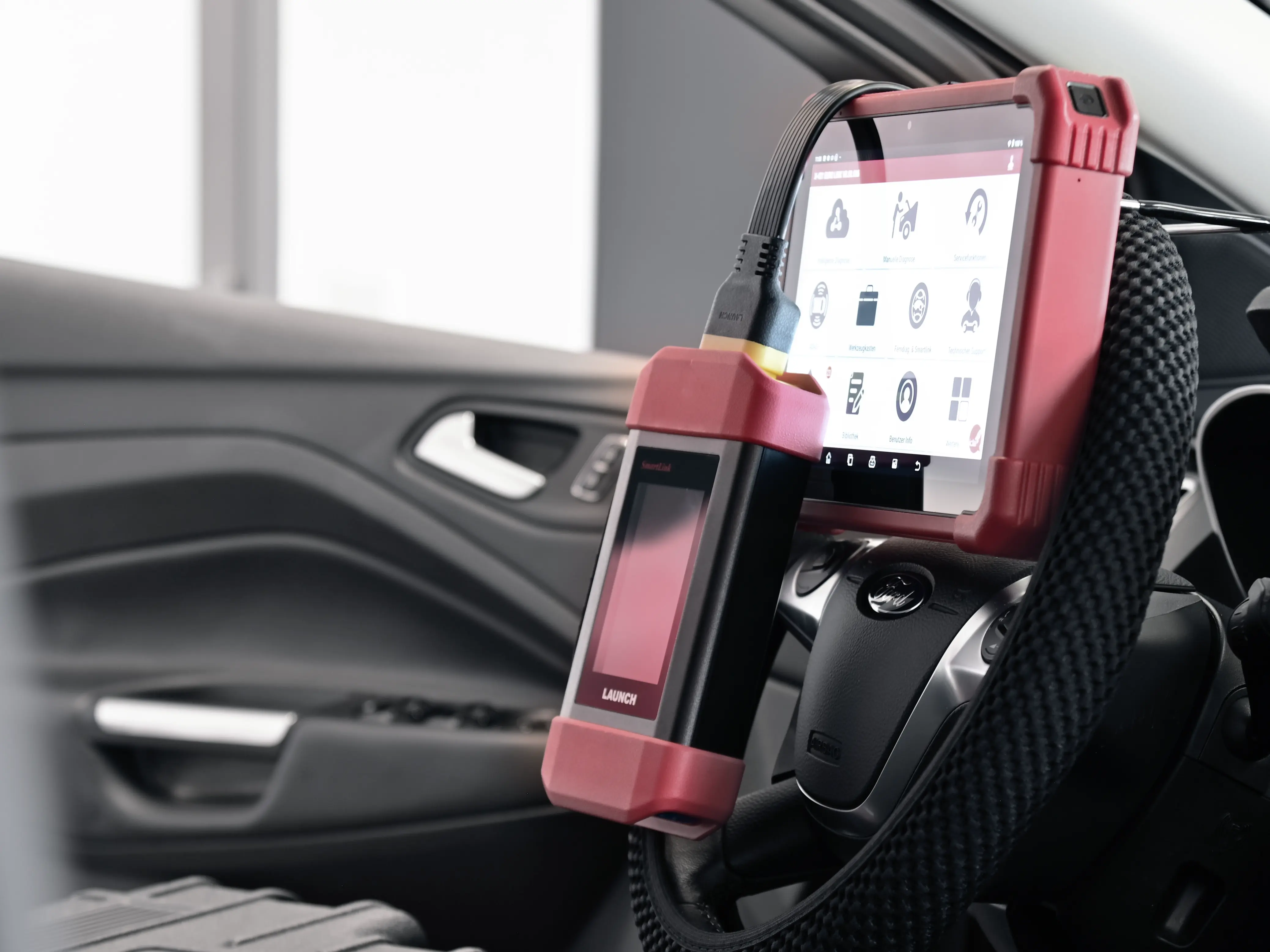 LAUNCH X-431 EURO LINK remote diagnostics tool connected to a vehicle for advanced workshop diagnostics.